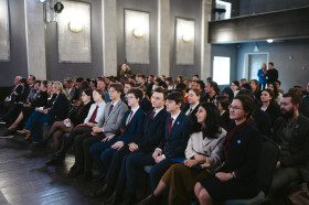 Юные дипломаты гимназии на площадке «Калининград – точка притяжения молодежи» в формате «паблик-ток» для участников регионального этапа Всемирного фестиваля молодежи.